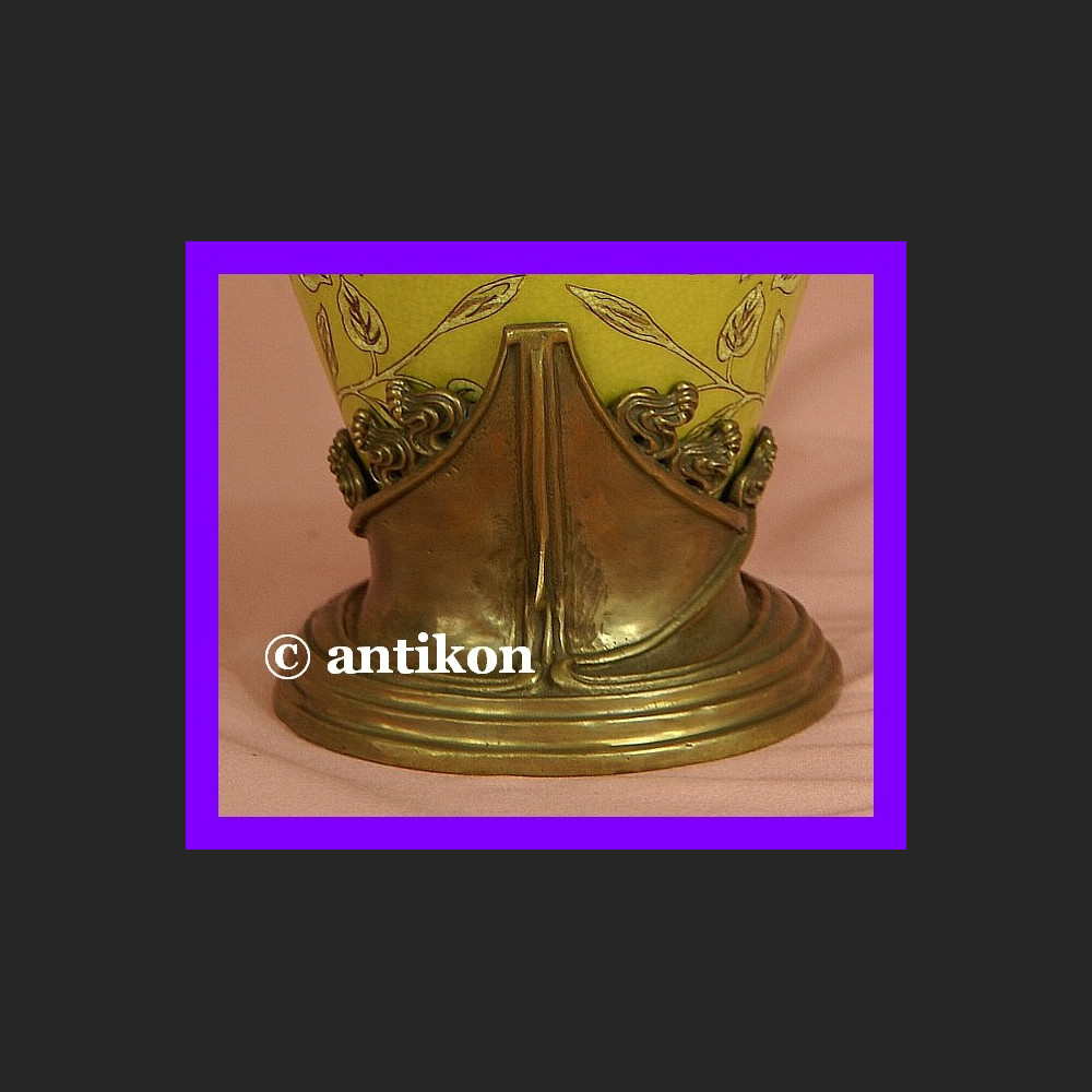 Znakomity duży secesyjny wazon okuty w brąz sygn. Znakomity duży secesyjny wazon okuty w brąz sygn.