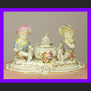 Porcelanowy pojemnik do przypraw z figurkami
