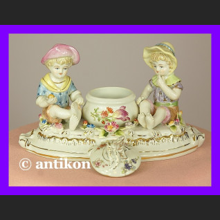 Porcelanowy pojemnik do przypraw z figurkami  Porcelanowy pojemnik do przypraw z figurkami