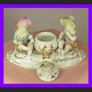 Porcelanowy pojemnik do przypraw z figurkami  Porcelanowy pojemnik do przypraw z figurkami