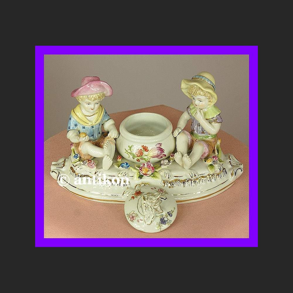 Porcelanowy pojemnik do przypraw z figurkami  Porcelanowy pojemnik do przypraw z figurkami