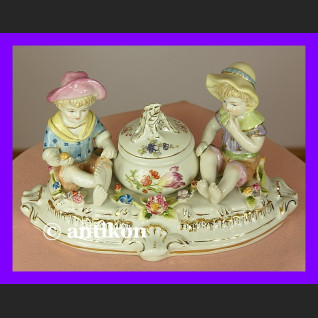Porcelanowy pojemnik do przypraw z figurkami  Porcelanowy pojemnik do przypraw z figurkami