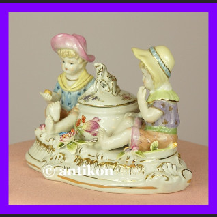 Porcelanowy pojemnik do przypraw z figurkami  Porcelanowy pojemnik do przypraw z figurkami