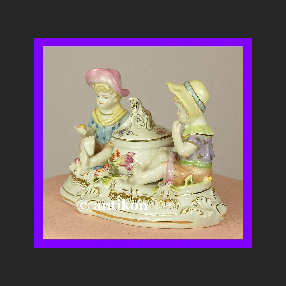 Porcelanowy pojemnik do przypraw z figurkami  Porcelanowy pojemnik do przypraw z figurkami