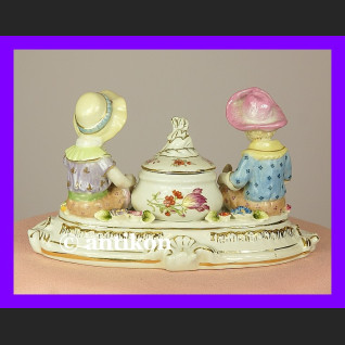 Porcelanowy pojemnik do przypraw z figurkami  Porcelanowy pojemnik do przypraw z figurkami