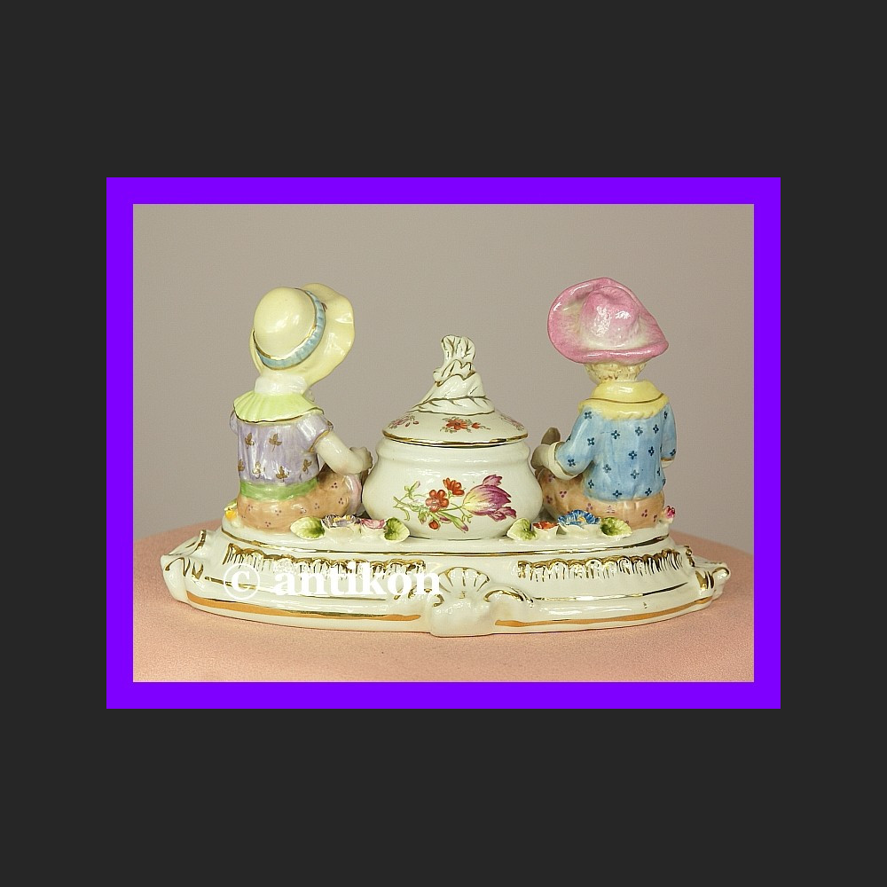 Porcelanowy pojemnik do przypraw z figurkami  Porcelanowy pojemnik do przypraw z figurkami