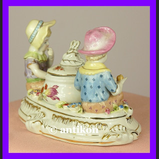 Porcelanowy pojemnik do przypraw z figurkami  Porcelanowy pojemnik do przypraw z figurkami