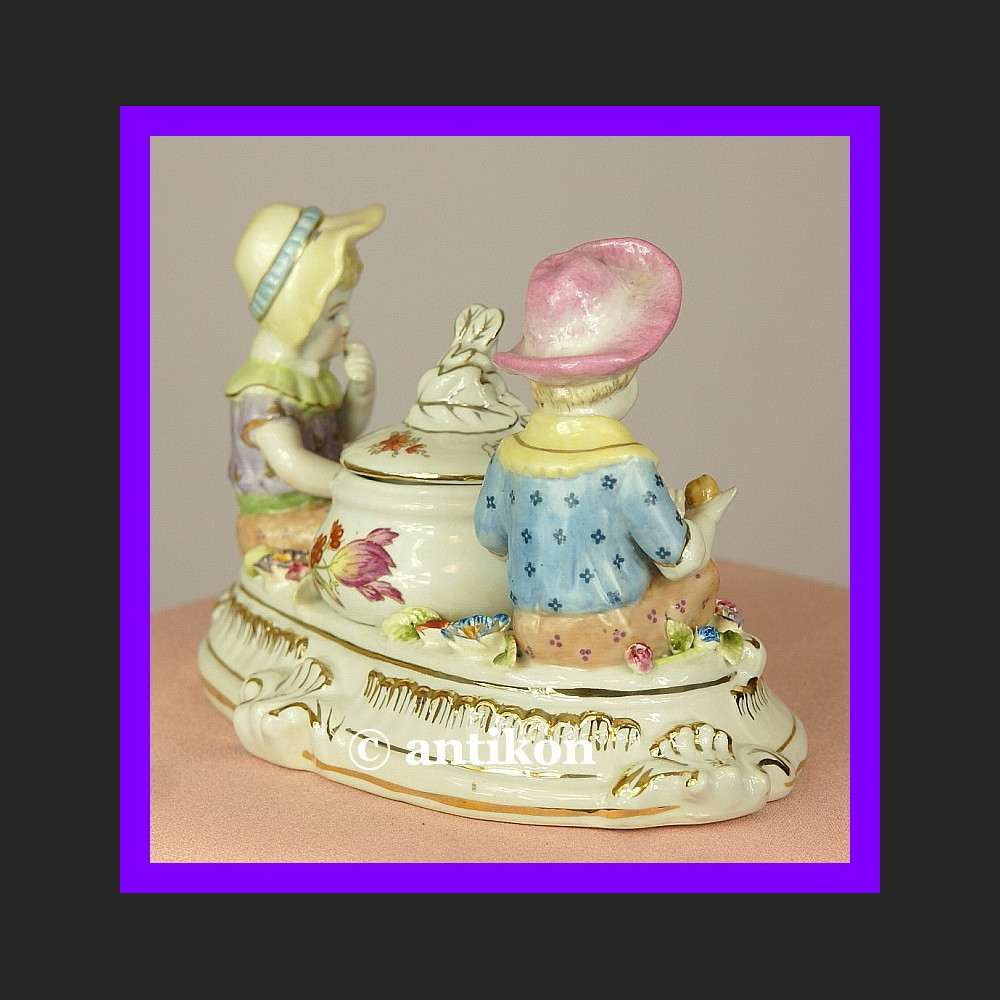 Porcelanowy pojemnik do przypraw z figurkami  Porcelanowy pojemnik do przypraw z figurkami