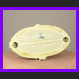 Porcelanowy pojemnik do przypraw z figurkami  Porcelanowy pojemnik do przypraw z figurkami
