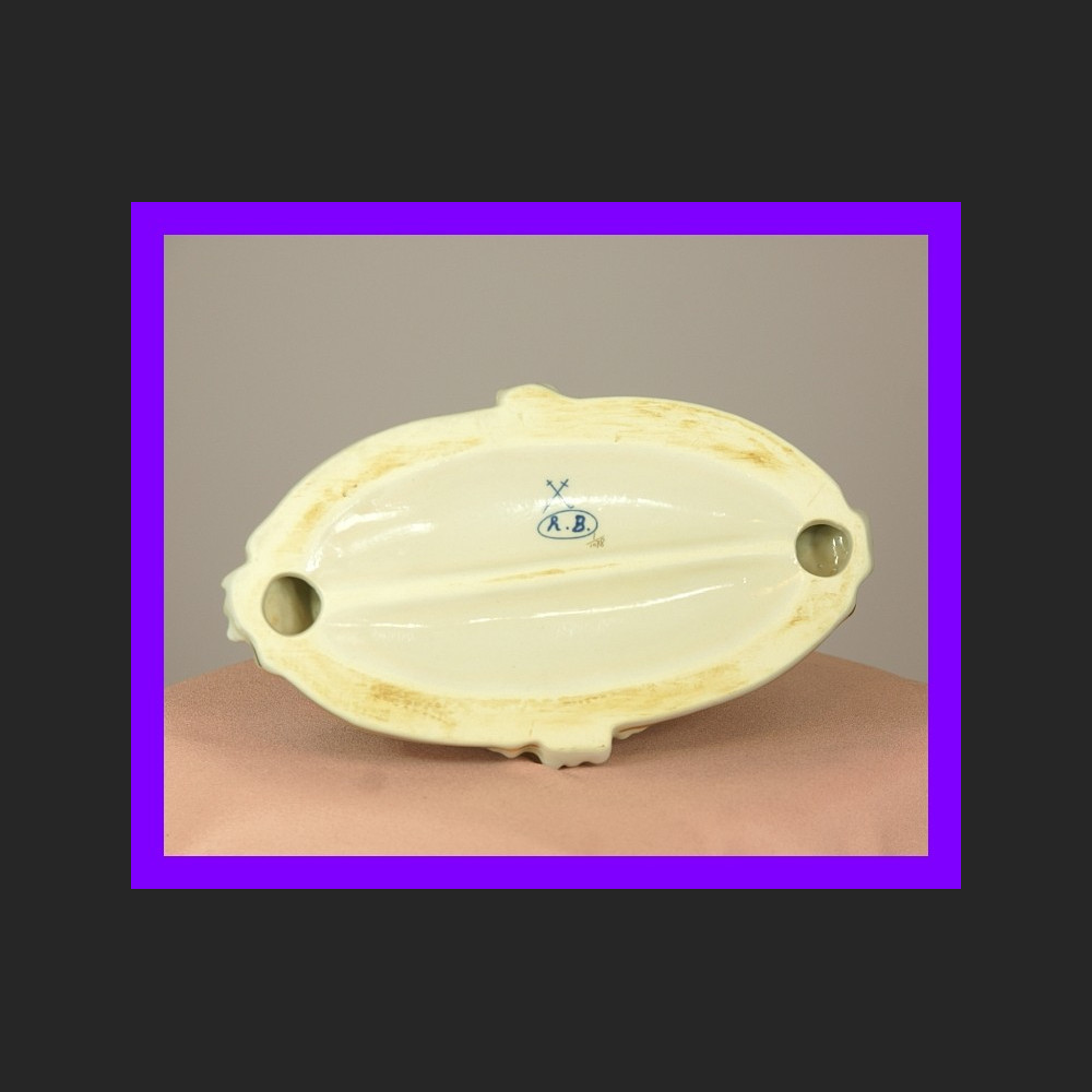 Porcelanowy pojemnik do przypraw z figurkami  Porcelanowy pojemnik do przypraw z figurkami