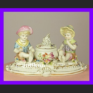 Porcelanowy pojemnik do przypraw z figurkami  Porcelanowy pojemnik do przypraw z figurkami