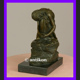 Śpiąca dziewczyna klasyczne piękno sygnowana rzeźba prawdziwy brąz Śpiąca dziewczyna klasyczne piękno sygnowana rzeźba prawdziwy brąz