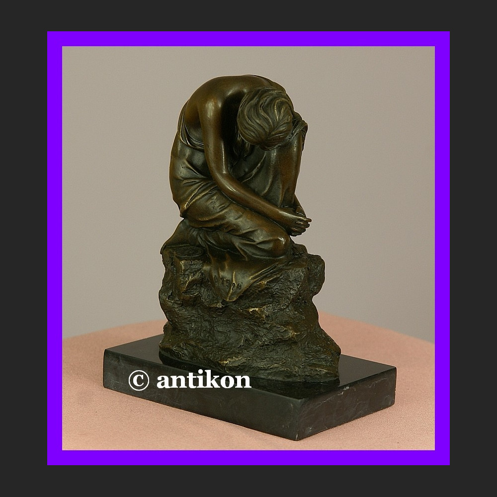 Śpiąca dziewczyna klasyczne piękno sygnowana rzeźba prawdziwy brąz Śpiąca dziewczyna klasyczne piękno sygnowana rzeźba prawdziwy brąz