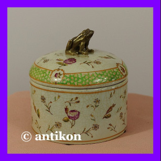 Prześliczna porcelanowa szkatułka z żabą Prześliczna porcelanowa szkatułka z żabą
