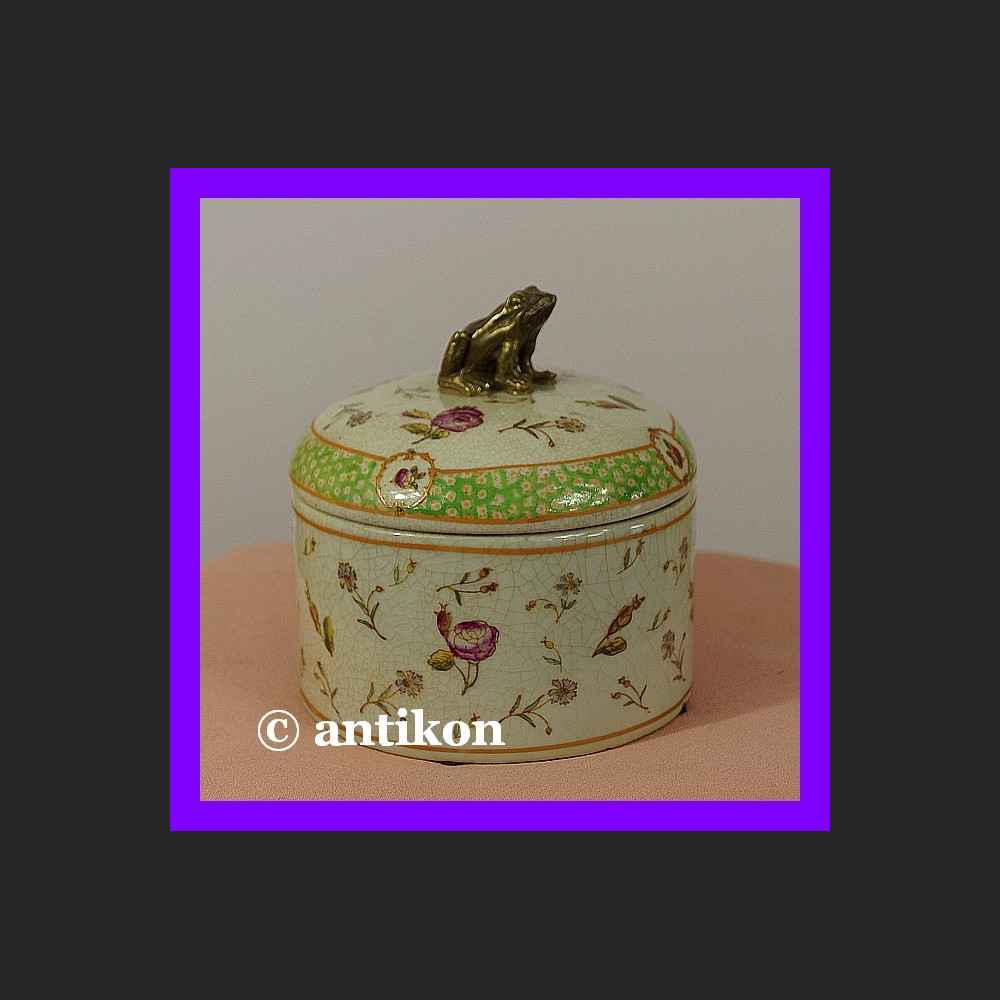 Prześliczna porcelanowa szkatułka z żabą Prześliczna porcelanowa szkatułka z żabą