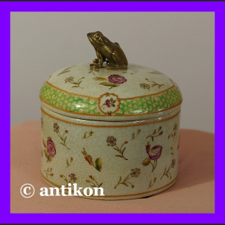 Prześliczna porcelanowa szkatułka z żabą Prześliczna porcelanowa szkatułka z żabą