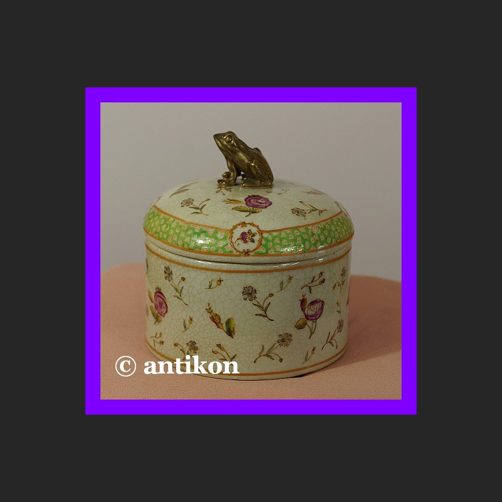 Prześliczna porcelanowa szkatułka z żabą Prześliczna porcelanowa szkatułka z żabą