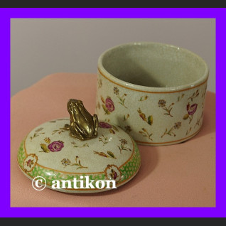 Prześliczna porcelanowa szkatułka z żabą Prześliczna porcelanowa szkatułka z żabą