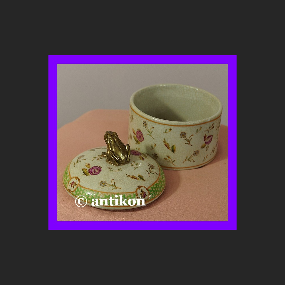 Prześliczna porcelanowa szkatułka z żabą Prześliczna porcelanowa szkatułka z żabą