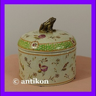 Prześliczna porcelanowa szkatułka z żabą Prześliczna porcelanowa szkatułka z żabą