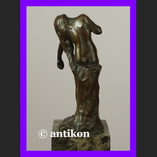 Córka Niobe akt z brązu przepiękna sygnowana rzeźba Córka Niobe akt z brązu przepiękna sygnowana rzeźba