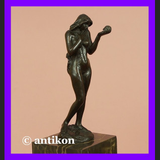 Akt kobiety Ewa z jabłkiem śliczna rzeźba z brązu