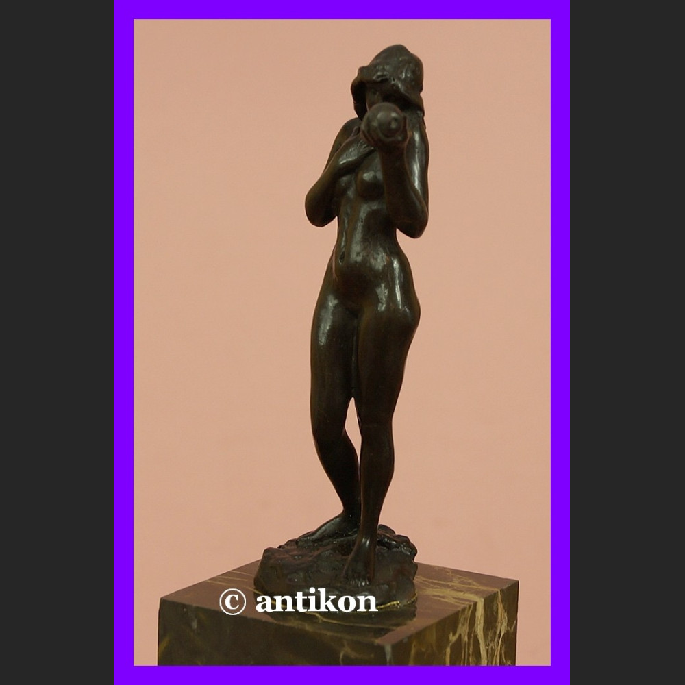 Akt kobiety Ewa z jabłkiem śliczna rzeźba z brązu Akt kobiety Ewa z jabłkiem śliczna rzeźba z brązu