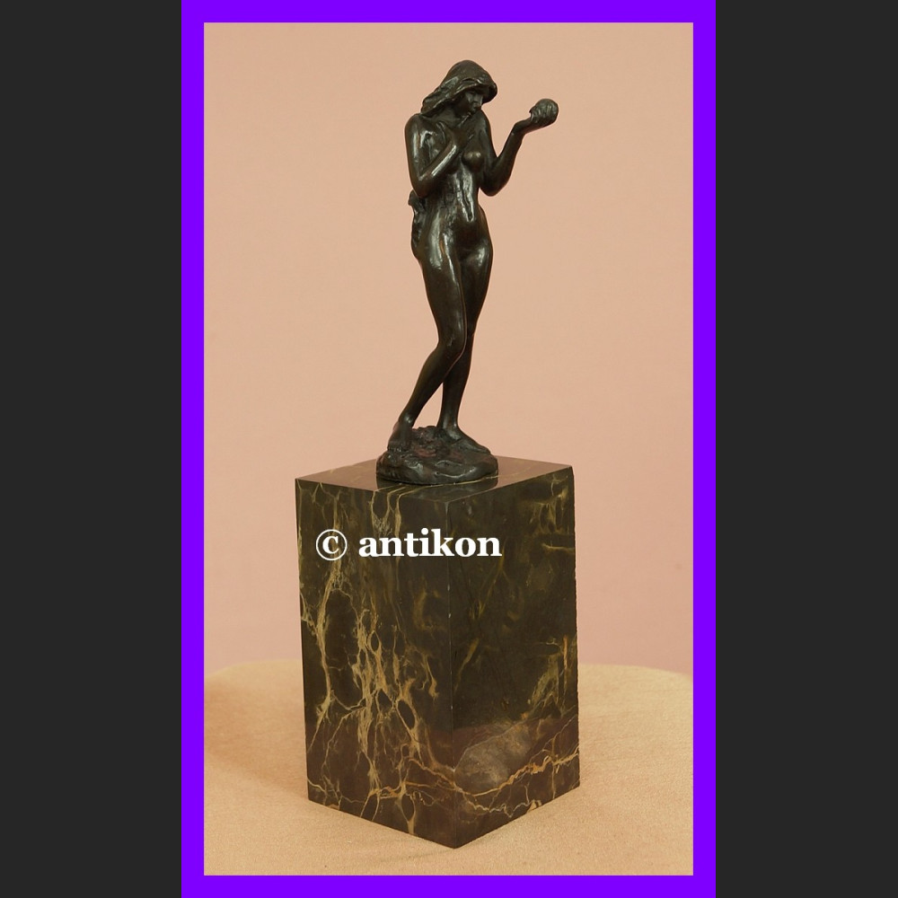 Akt kobiety Ewa z jabłkiem śliczna rzeźba z brązu Akt kobiety Ewa z jabłkiem śliczna rzeźba z brązu