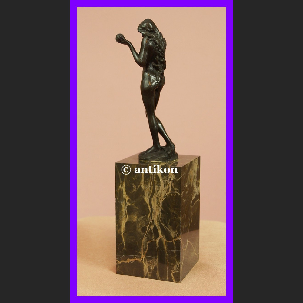 Akt kobiety Ewa z jabłkiem śliczna rzeźba z brązu Akt kobiety Ewa z jabłkiem śliczna rzeźba z brązu