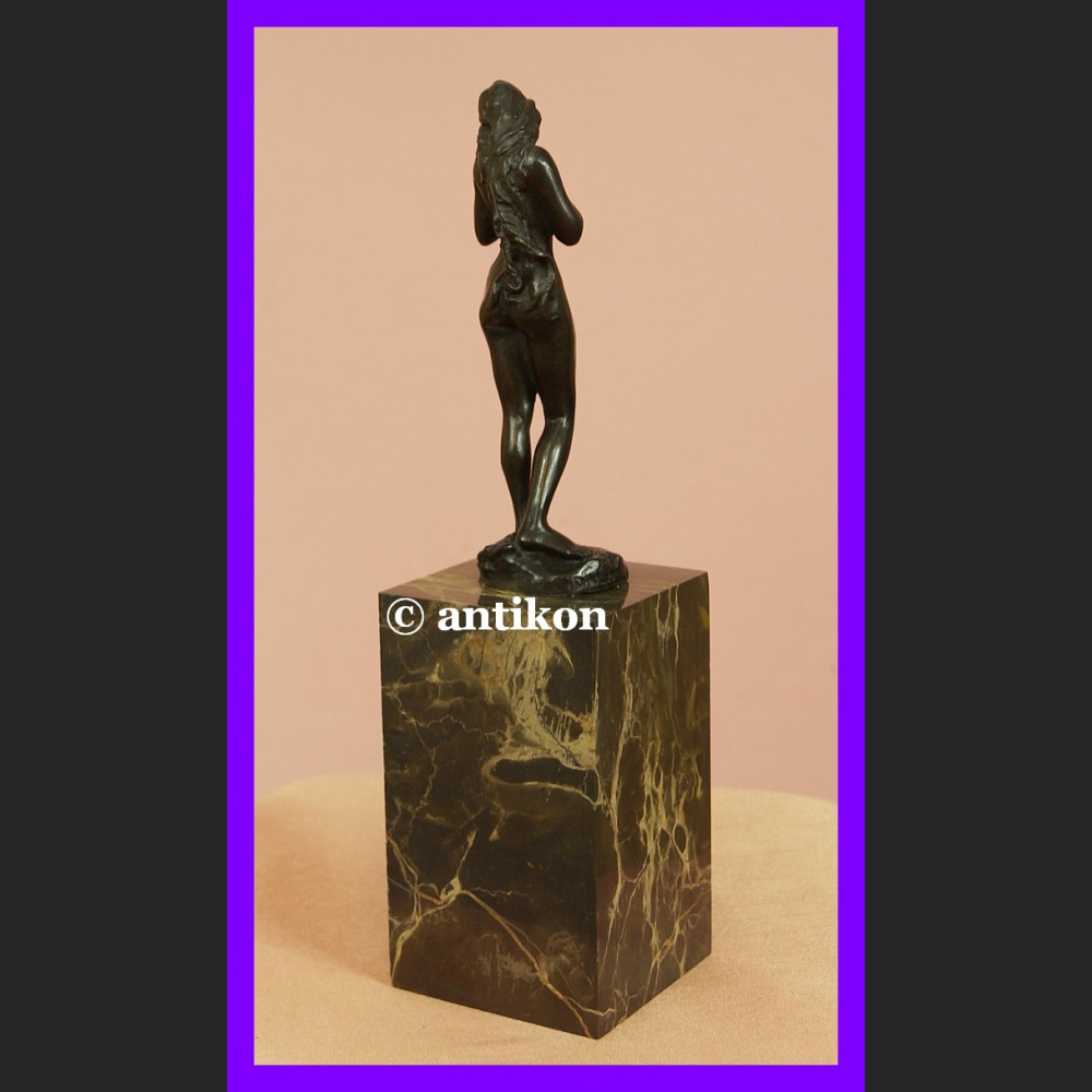 Akt kobiety Ewa z jabłkiem śliczna rzeźba z brązu Akt kobiety Ewa z jabłkiem śliczna rzeźba z brązu