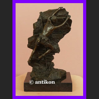 Dziewczyna na skałce wspinaczka piękny brąz rzeźba