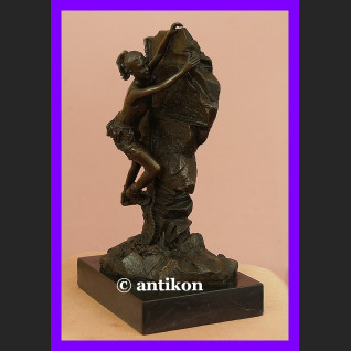 Dziewczyna na skałce wspinaczka piękny brąz rzeźba