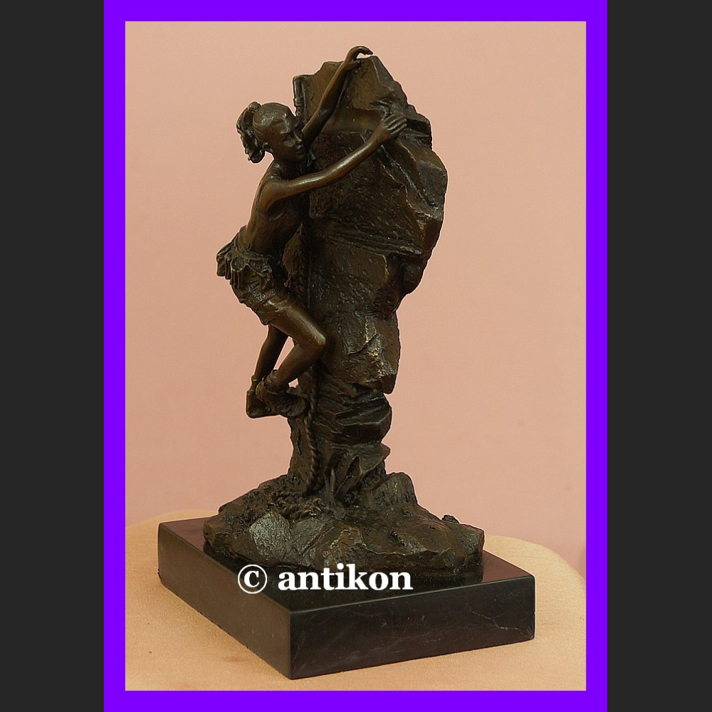 Dziewczyna na skałce wspinaczka piękny brąz rzeźba