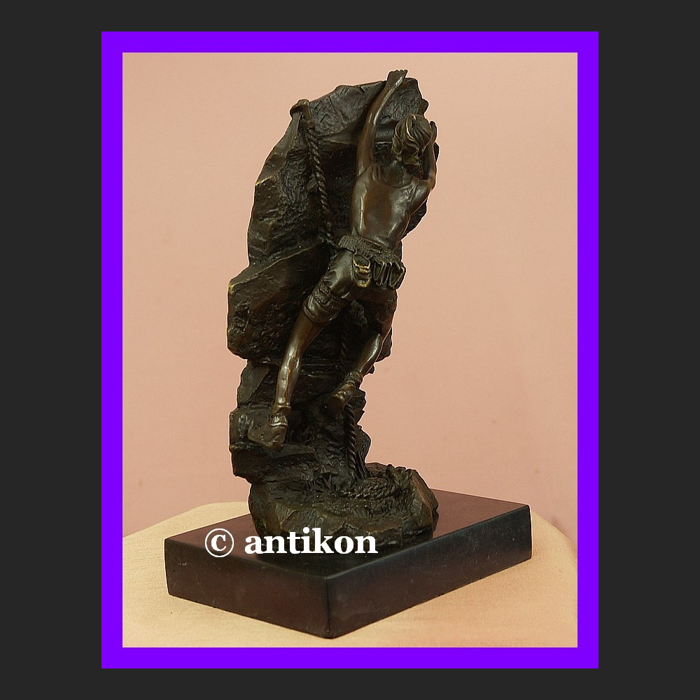 Dziewczyna na skałce wspinaczka piękny brąz rzeźba