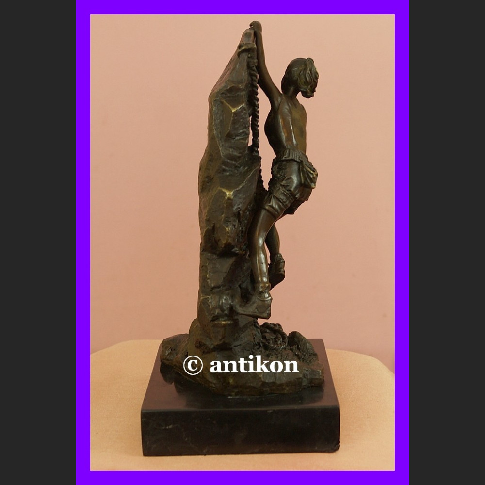 Dziewczyna na skałce wspinaczka piękny brąz rzeźba