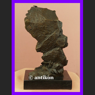 Dziewczyna na skałce wspinaczka piękny brąz rzeźba