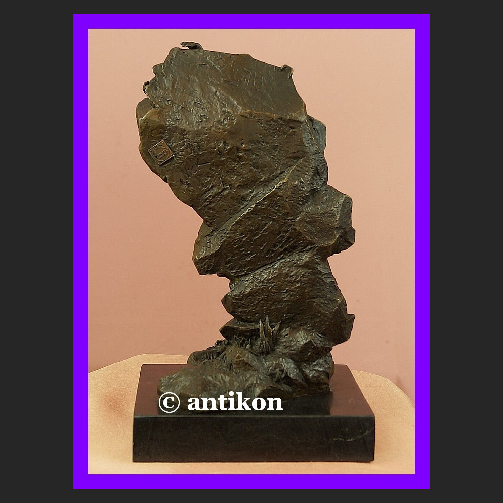 Dziewczyna na skałce wspinaczka piękny brąz rzeźba