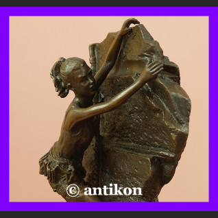 Dziewczyna na skałce wspinaczka piękny brąz rzeźba