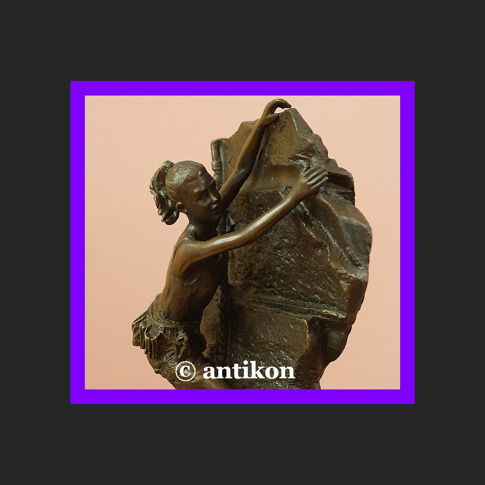 Dziewczyna na skałce wspinaczka piękny brąz rzeźba