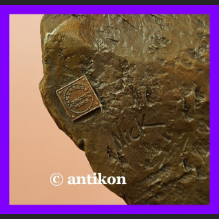 Dziewczyna na skałce wspinaczka piękny brąz rzeźba