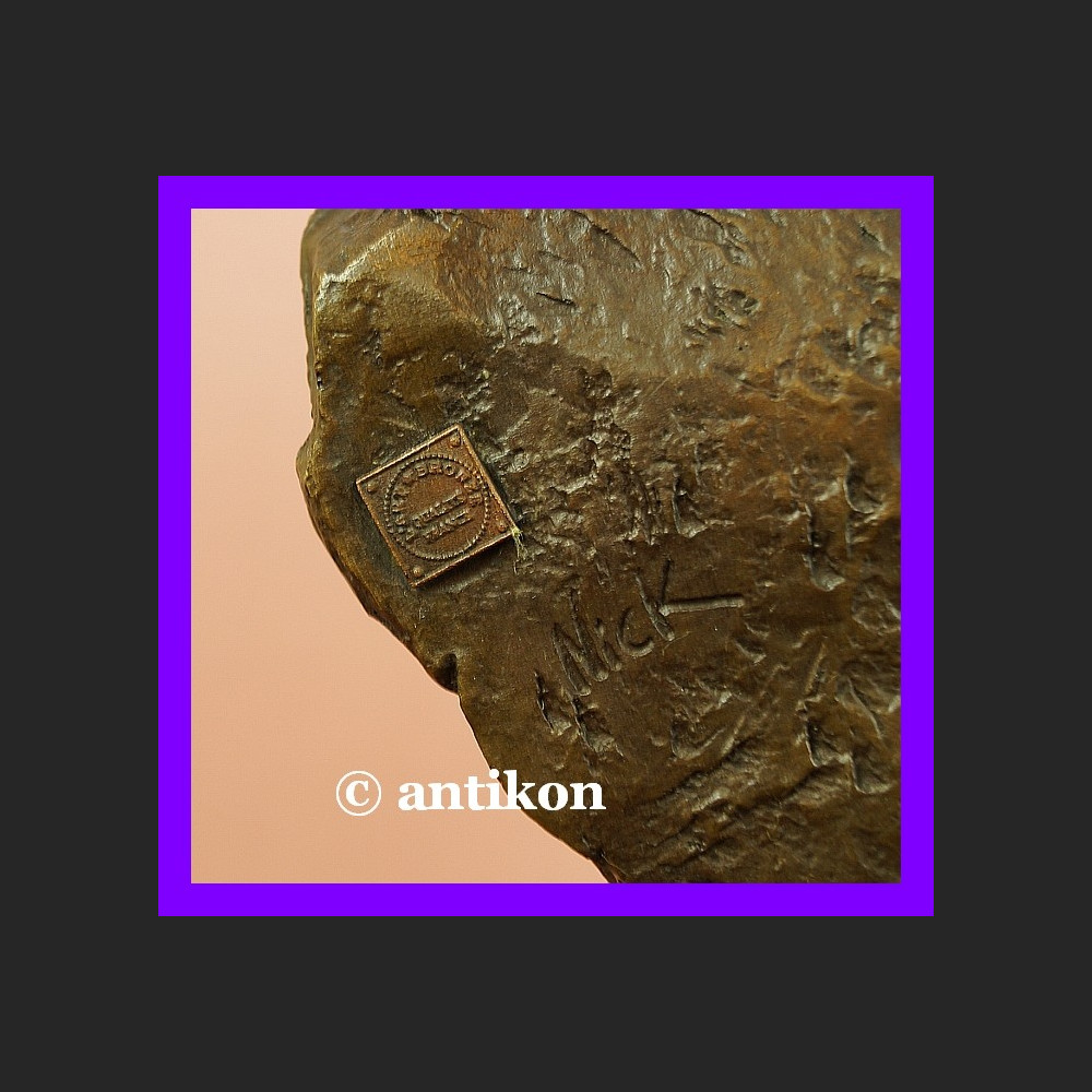 Dziewczyna na skałce wspinaczka piękny brąz rzeźba