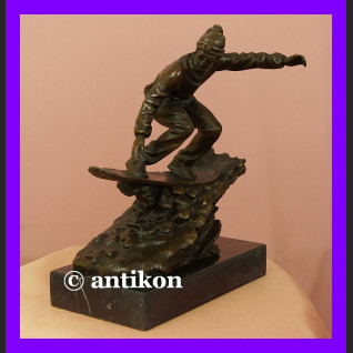 Snowboardzista dynamiczna rzeźba z brązu Francja Snowboardzista dynamiczna rzeźba z brązu Francja