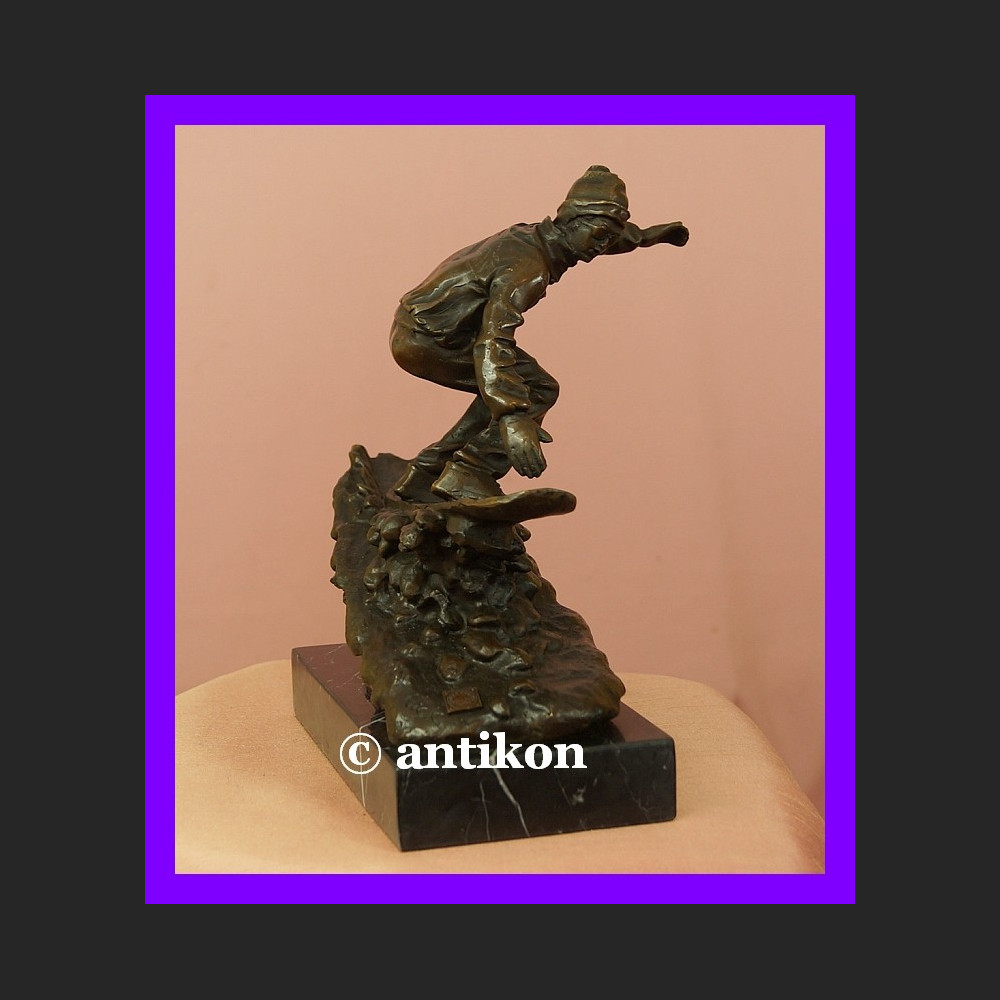 Snowboardzista dynamiczna rzeźba z brązu Francja Snowboardzista dynamiczna rzeźba z brązu Francja