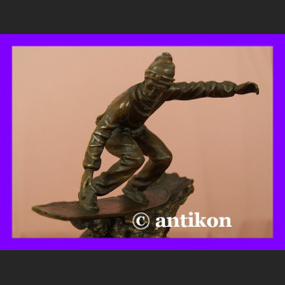 Snowboardzista dynamiczna rzeźba z brązu Francja Snowboardzista dynamiczna rzeźba z brązu Francja