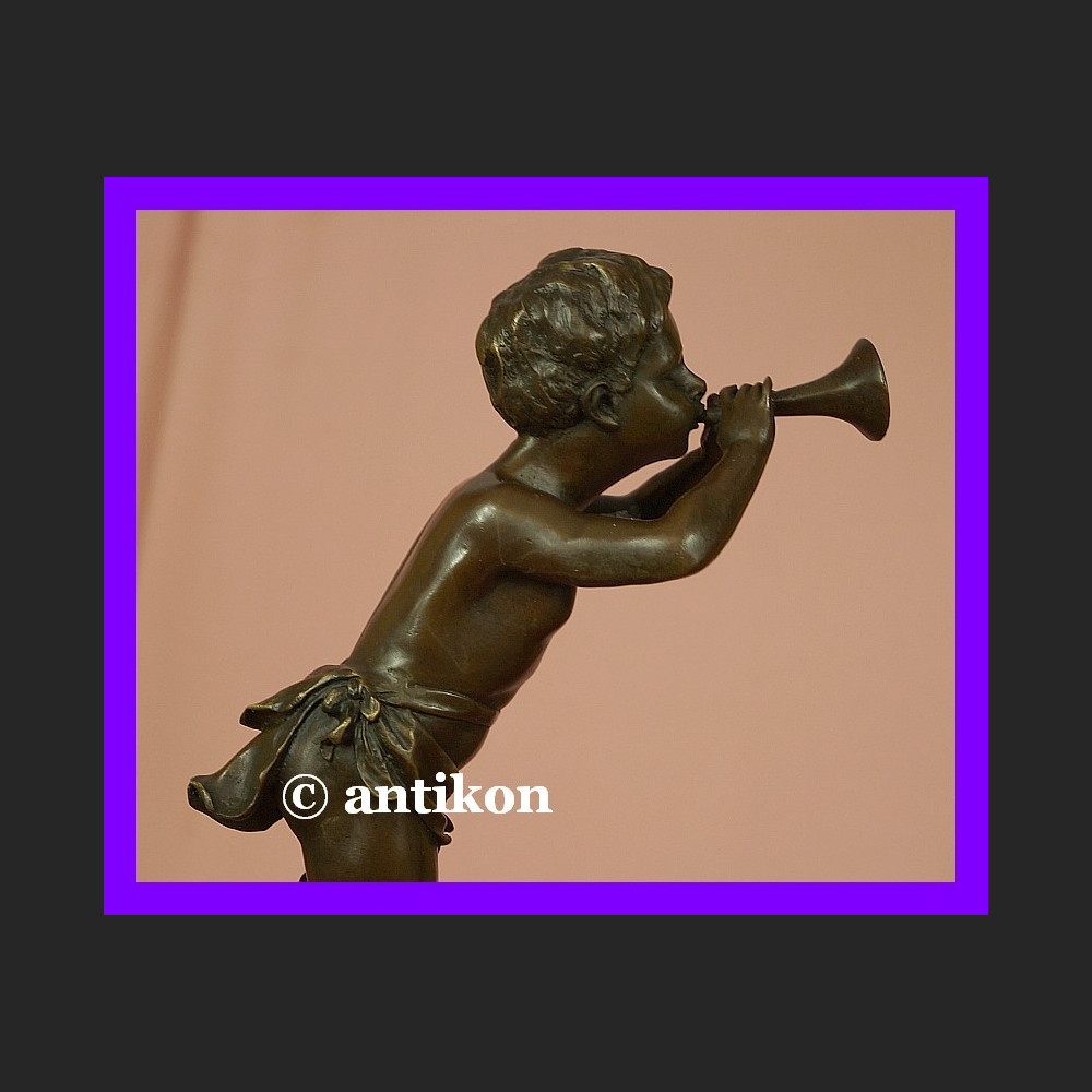 Mały muzykant Trąbka rzeźba brąz