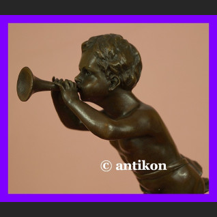 Mały muzykant Trąbka rzeźba brąz Mały muzykant Trąbka rzeźba brąz