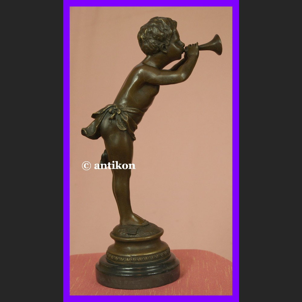 Mały muzykant Trąbka rzeźba brąz Mały muzykant Trąbka rzeźba brąz
