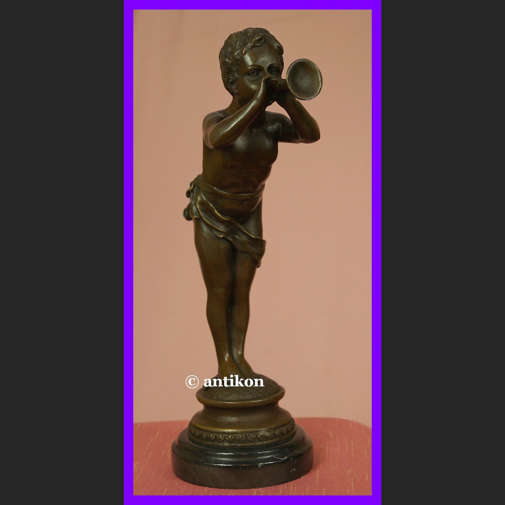 Mały muzykant Trąbka rzeźba brąz Mały muzykant Trąbka rzeźba brąz