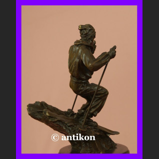 Figurka z brązu Narciarz dynamiczna rzeźba  Figurka z brązu Narciarz dynamiczna rzeźba