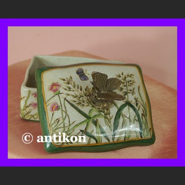 Śliczna szkatułka z motylem porcelana i brąz